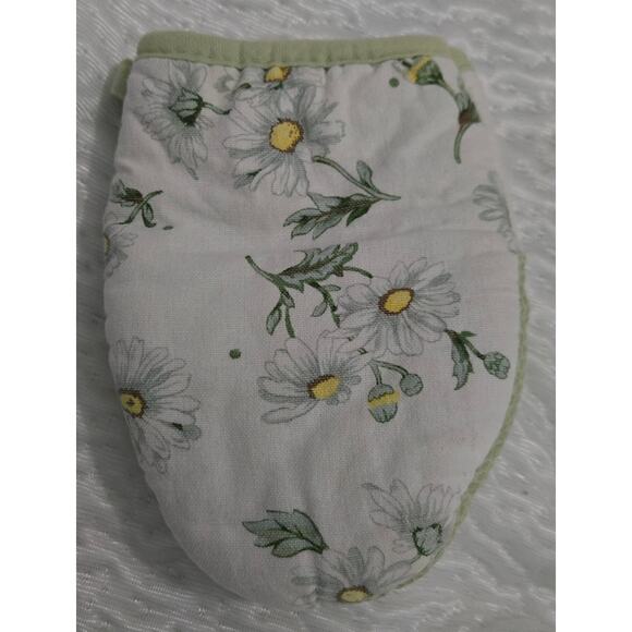 Martha Stewart Mini Oven Mitt with Daisies and Green Decor and Silicone Grip - Picture 2 of 10